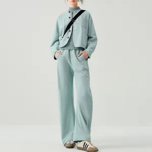 Modelo con un conjunto de chándal azul claro de alta calidad y botones de resina