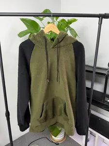 Detail des olivgrünen und schwarzen Fleece-Kapuzenpullovers mit Raglanärmeln