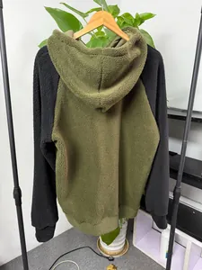 Rückansicht eines warmen Herren-Fleece-Hoddies mit olivgrünem Körper und schwarzen Ärmeln