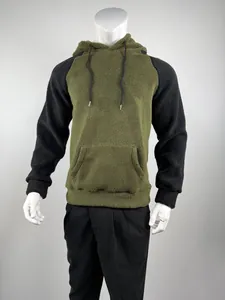 Herren-Fleece-Hoodie in Oliv und Schwarz mit Raglanärmeln und Kängurutasche