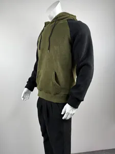 Detailansicht des Herren-Sherpa-Fleece-Hoodies mit Raglanärmeln und Kontrastfarben.
