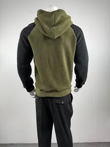 Rückansicht eines zweifarbigen Sherpa-Fleece-Hoodies für Herren in Olivgrün und Schwarz