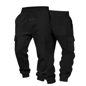 Voor- en achteraanzicht van zwarte zware cargo joggingbroek met wafeltextuur voor heren