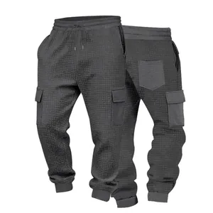 Detailweergave van donkergrijze wafelgebreide cargobroek met trekkoord in de taille en zakken