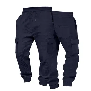 Detail van de zware navy wafelgebreide cargobroek voor heren met trekkoord