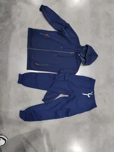 Volledig overzicht van de donkerblauwe heren fleece joggingpakset met hoodie en cargo broek.