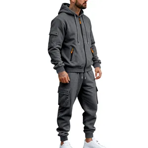 Detail van een grijs heren fleece cargo trainingspak met opvallende oranje accenten