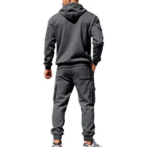 Achteraanzicht van een grijs zwaar heren cargo trainingspak met hoodie en broek