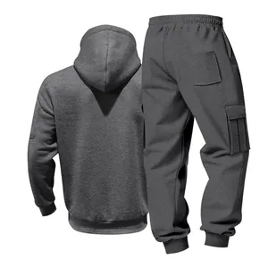Gedetailleerd achteraanzicht van zwaar grijs fleece cargo-trainingspak voor heren.