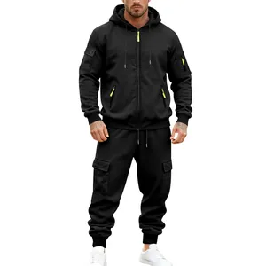Heren trainingspak met fleecevoering en cargo-zakken in zwart met neon accenten.