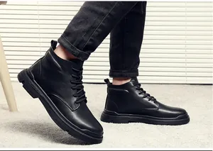 Bottines Martin en cuir noir pour homme avec un design élégant à lacets montants