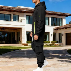 Vue latérale d'un ensemble de survêtement noir en polaire lourde pour homme avec détails néon