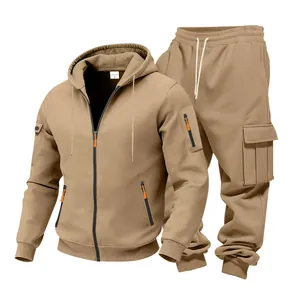 Gedetailleerd overzicht van kaki fleece trainingspak met capuchonjack en cargobroek