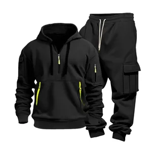 Détail d'un ensemble de jogging cargo lourd pour homme noir avec des touches de néon