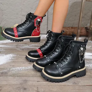 Bottines à plateforme style punk avec clous tête de mort et détails de chaînes en cuir noir.