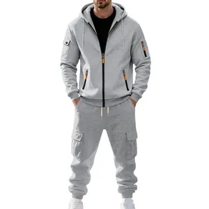 Grijze zware fleece trainingspak voor heren met cargozakken en hoodie met ritssluiting.