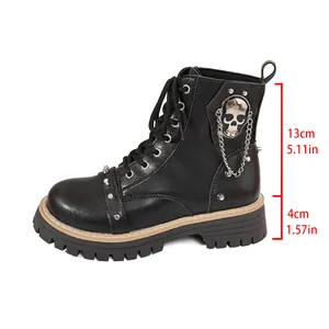 Vue détaillée des bottines de combat à plateforme noire avec breloque crâne et mesures