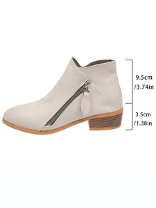 Detail van beige enkellaars met hak van 3,5 cm en schachthoogte van 9,5 cm.