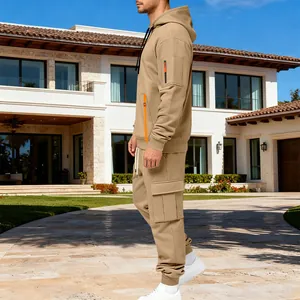 Vue latérale d'un ensemble de survêtement cargo en polaire kaki pour homme en extérieur.