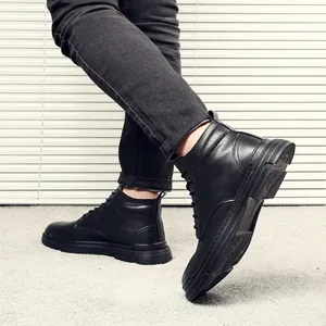Bottines Martin en cuir véritable noir pour hommes, style décontracté et robuste.