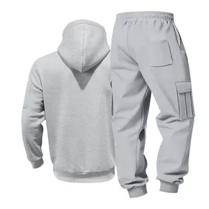 Achteraanzicht van een grijs gevoerd heren cargo sportpak met hoodie en joggingbroek