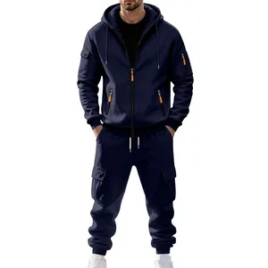 Detail van heren fleece trainingspak met capuchon, marineblauw met oranje ritsaccenten.