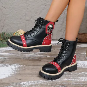 Bottes à plateforme punk pour femmes avec clous et breloques crâne en cuir noir