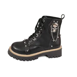 Profil latéral de bottines à plateforme noires avec clous argentés et chaîne crâne