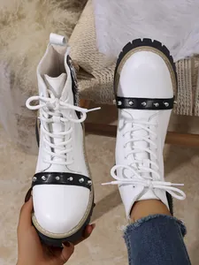 Bottines à plateforme blanches stylées avec rivets argentés et bride noire pour femmes