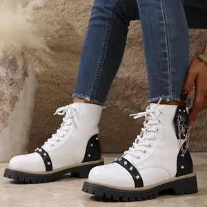 Bottines Martin blanches à plateforme pour femmes avec lanières à rivets et chaîne crâne