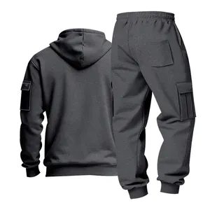 Vue arrière d'un ensemble de survêtement épais en polaire gris anthracite avec cargo.