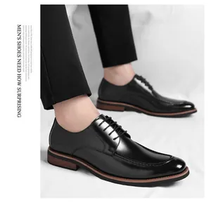 Vista lateral detallada de los clásicos zapatos Derby formales de cuero negro para hombre