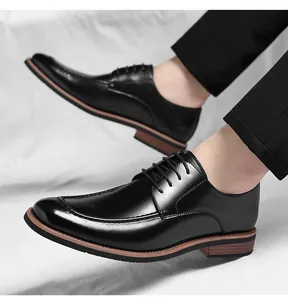 Detalle de elegantes zapatos Derby de cuero negro para hombre para negocios y bodas