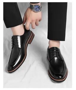 Primer plano de zapatos Derby de cuero pulido negro para hombre para traje formal