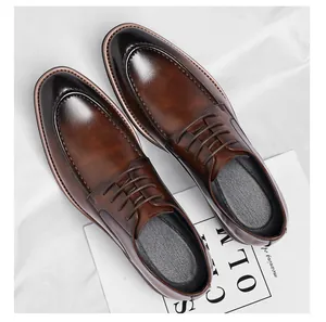 Vista detallada de zapatos derby de cuero marrón con elegantes costuras acabadas.