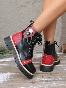 Vue détaillée de bottines punk pour femmes avec emblème de crâne et chaînes en argent
