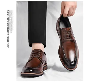 Vista detallada de zapatos Derby de cuero marrón para hombre con suela de grano de madera