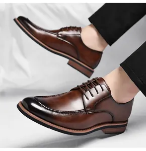 Primer plano del detalle de cuero pulido de estos elegantes zapatos derby para hombre