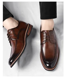 Vista detallada de los zapatos Derby clásicos de cuero marrón para hombres de negocios
