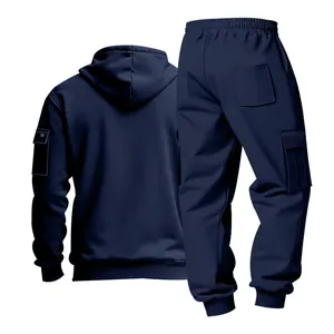 Vue arrière détaillée d'un ensemble sweat à capuche et pantalon cargo bleu marine épais