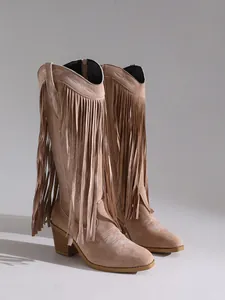 Detailansicht der Retro Wildleder Cowboy Boots mit langen Fransen und weißer Stickerei