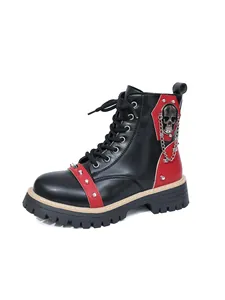 Détail latéral des bottines de combat à plateforme avec boucle tête de mort et chaînes