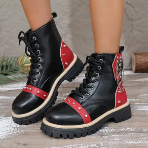 Vue détaillée des bottes gothiques à plateforme avec écussons rouges, clous et crâne