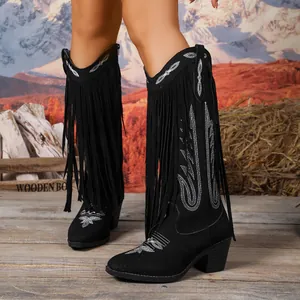 Detailansicht schwarzer Western-Fransenstiefel mit Stickerei und V-Ausschnitt.