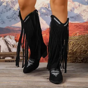 Detailaufnahme schwarzer Fransennstiefel mit Retro-Stickerei und spitzer Zehenpartie