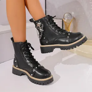 Bottines élégantes à plateforme noires avec clous argentés et détail tête de mort