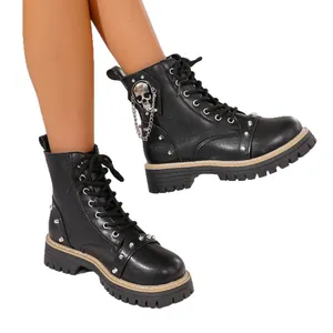 Bottines à plateforme noires élégantes avec clous et détail décoratif de chaîne tête de mort.