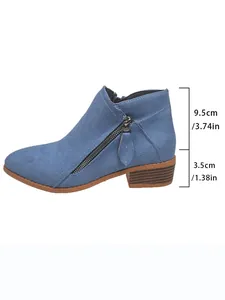 Gedetailleerd overzicht van blauwe suède enkellaarzen met 3,5 cm hak en 9,5 cm schacht