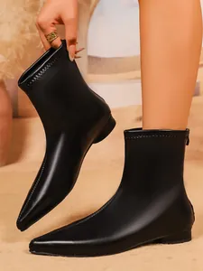 Nahaufnahme von eleganten schwarzen Stiefeletten mit spitzer Kappe und Stretch-Material