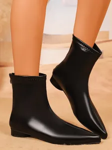 Detailansicht von schwarzen elastischen Stiefeletten für Damen mit Reißverschluss hinten